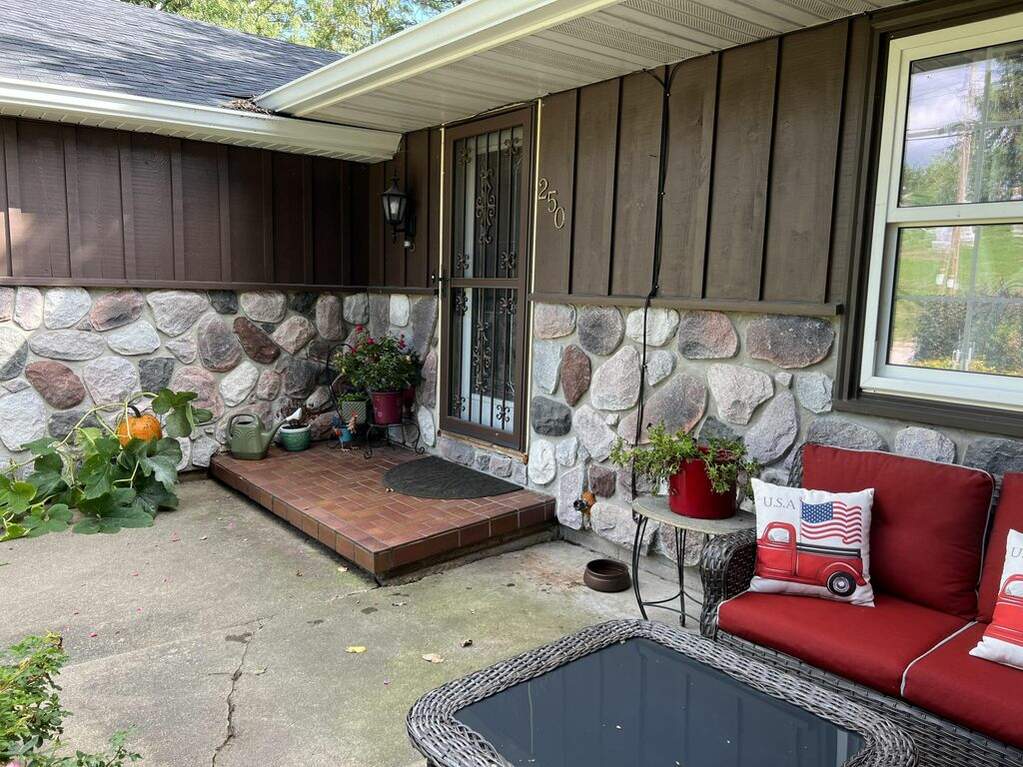 250 E Greenwood St, Jefferson, WI 53549 MLS 1860251 properties SE