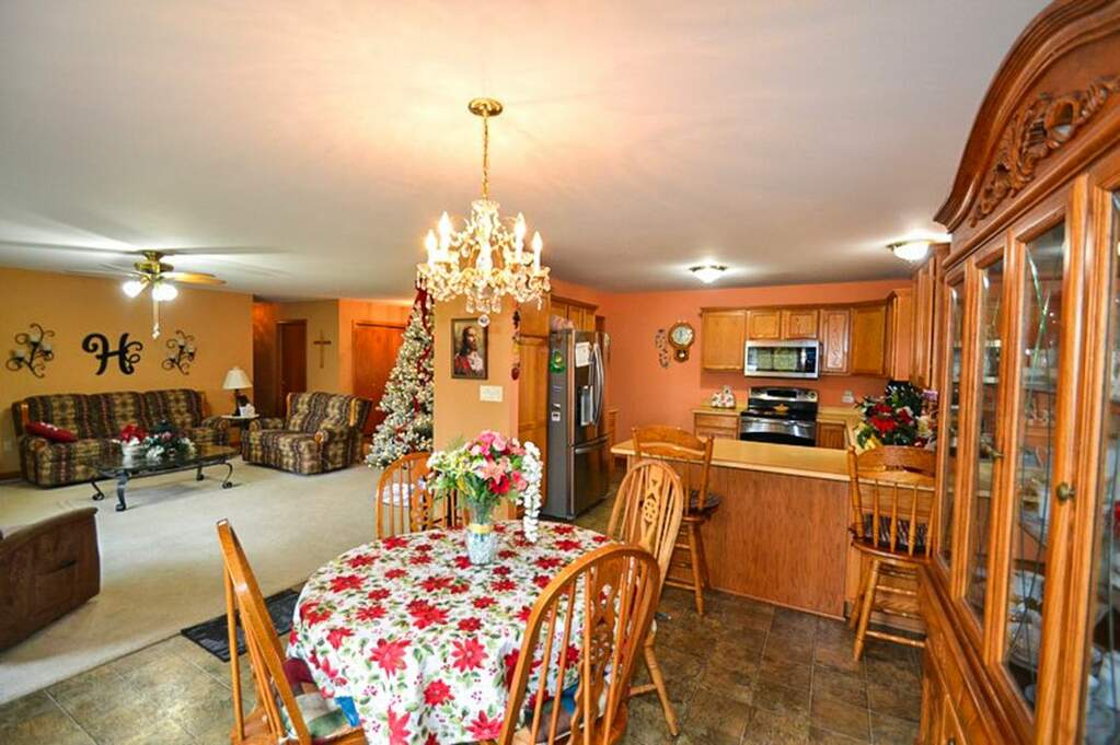 202 Field Dr, Eagle, WI 53119 MLS 1860574 properties SE Wisconsin