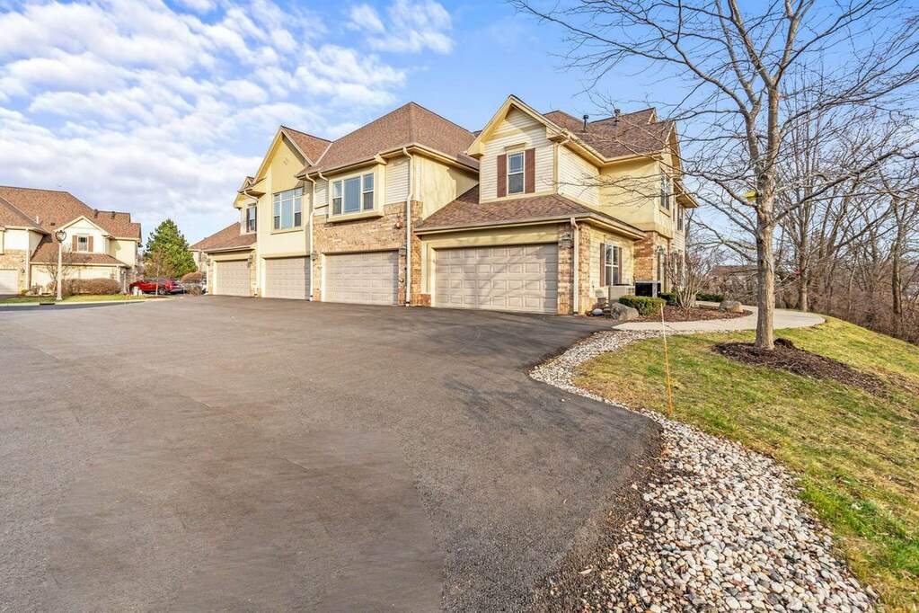 8675 S Deerwood Ln, Franklin, WI 53132 MLS 1861130 properties SE