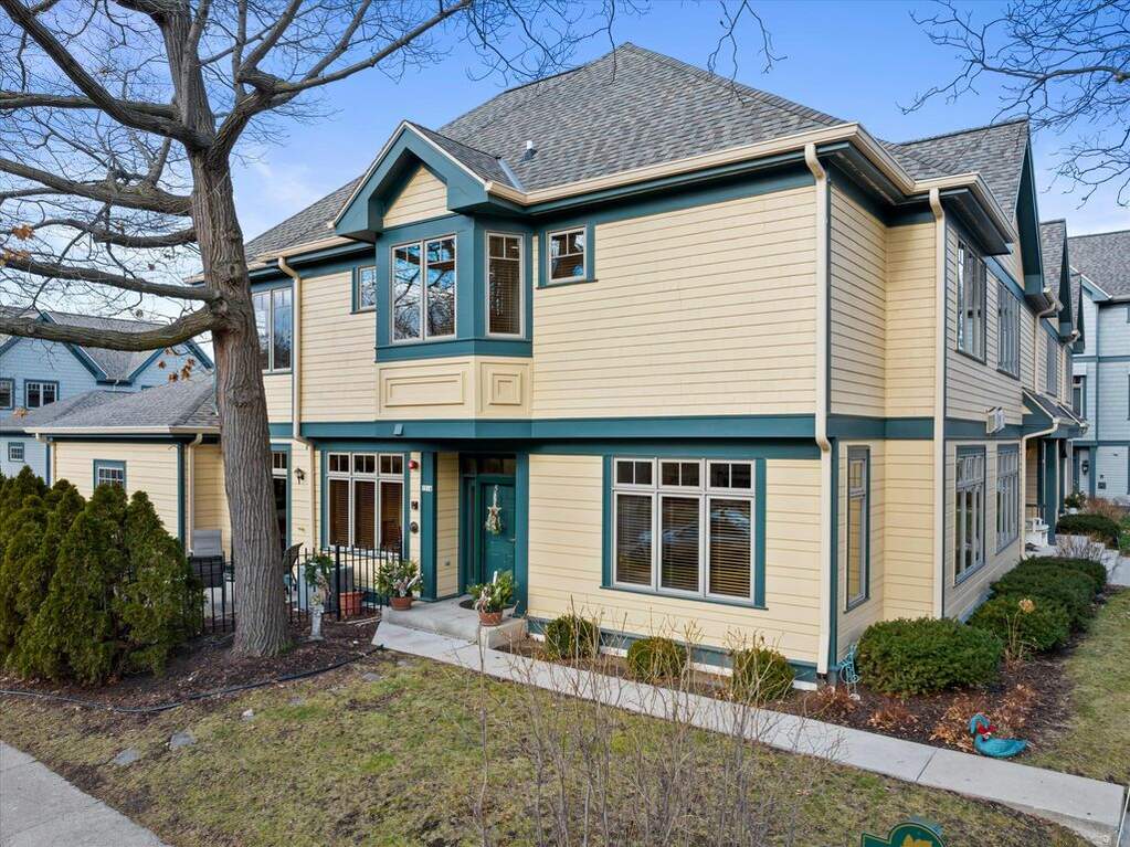 2214 E Edgewood Ave, Shorewood, WI 53211 MLS 1861299 properties