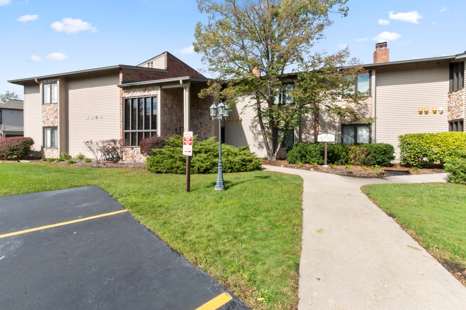 21 Abbey Villa Cir 21C, Fontana, WI 53125 MLS 1861530 properties