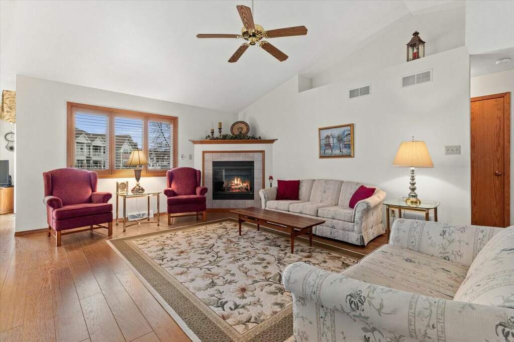 8417 S Cortland Dr, Oak Creek, WI 53154 MLS 1861573 properties SE Wisconsin