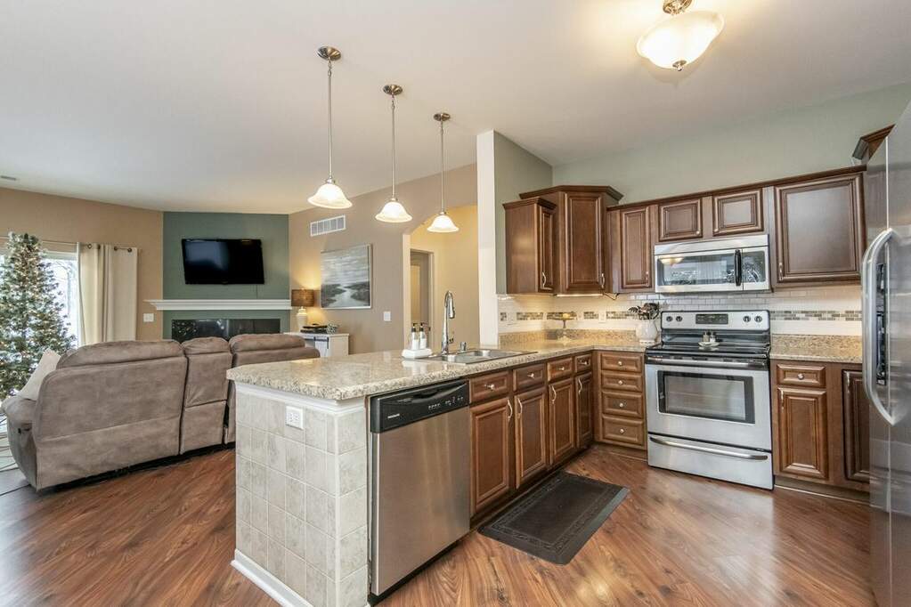 1760 New Port Vista Dr, Grafton, WI 53024 MLS 1861787 properties SE Wisconsin