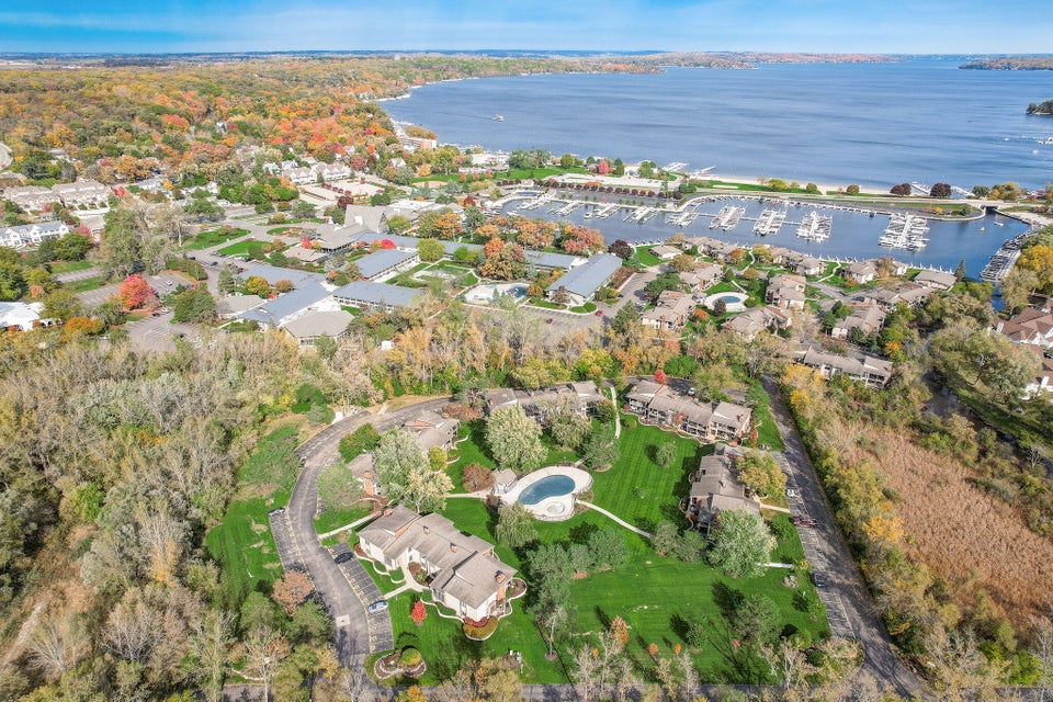 36 Abbey Villa Cir 36D, Fontana, WI 53125 MLS 1864385 properties