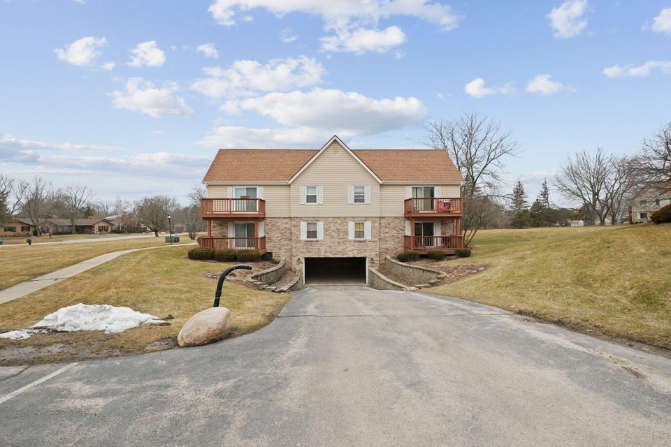 10615 N Ivy Ct 45, Mequon, WI 53092 MLS 1865583 properties SE