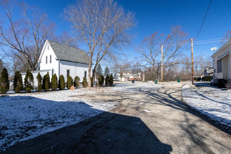 555 W Oakwood Rd, Oak Creek, WI 53154 MLS 1866295 properties SE