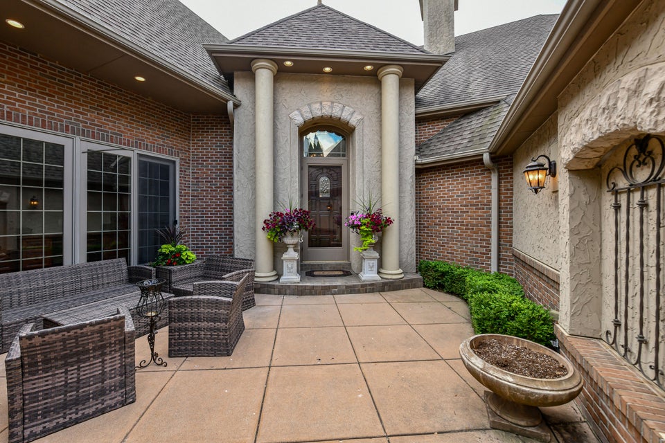 N52W21393 Taylors Woods Dr, Menomonee Falls, WI 53051 MLS 1866689