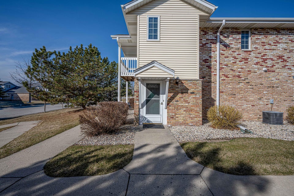 330 W Aspen Dr 1, Oak Creek, WI 53154 MLS 1866764 properties SE