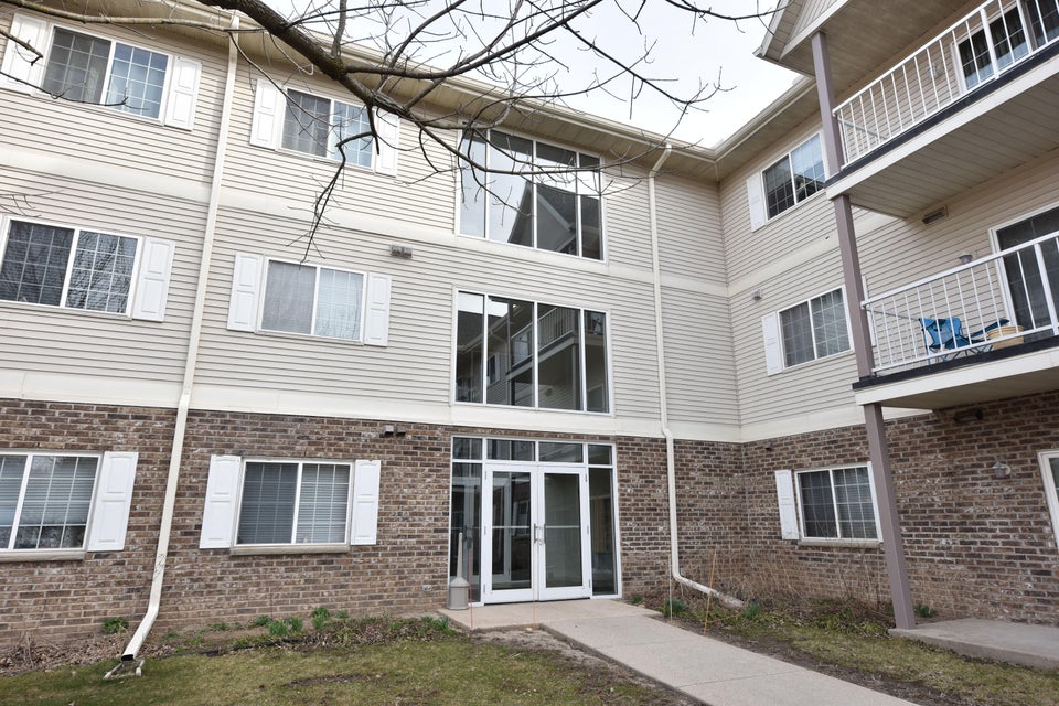 140 W Commerce Blvd 305, Slinger, WI 53086 MLS 1867433