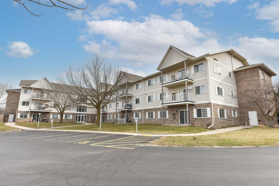 140 W Commerce Blvd 305, Slinger, WI 53086 MLS 1867433