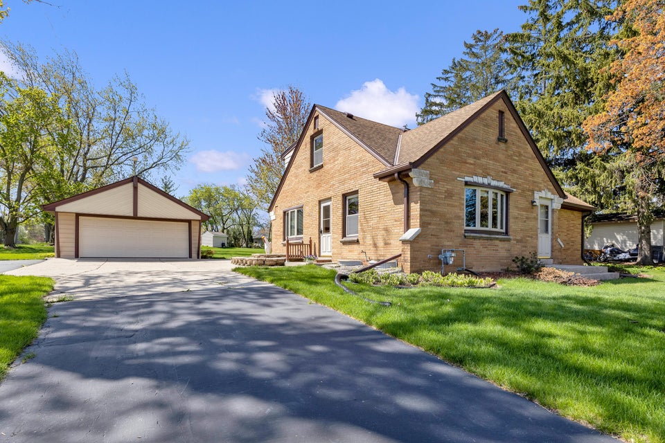 14701 W Cleveland Ave, New Berlin, WI 53151 MLS 1872965 properties SE Wisconsin