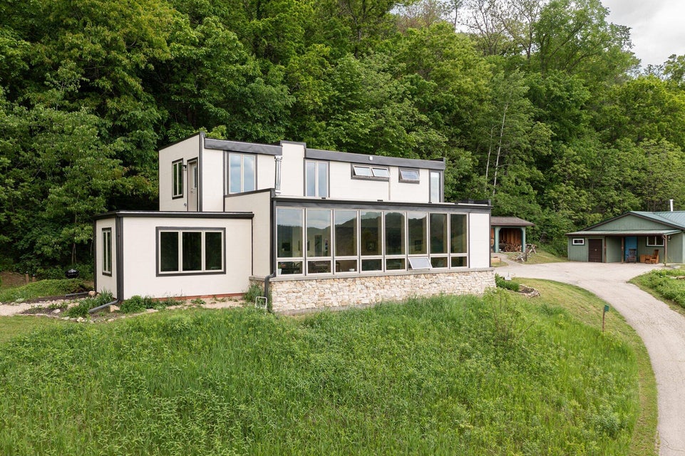 S4061 Newton Rd, Genoa, WI 54632 MLS 1877561 properties SE Wisconsin