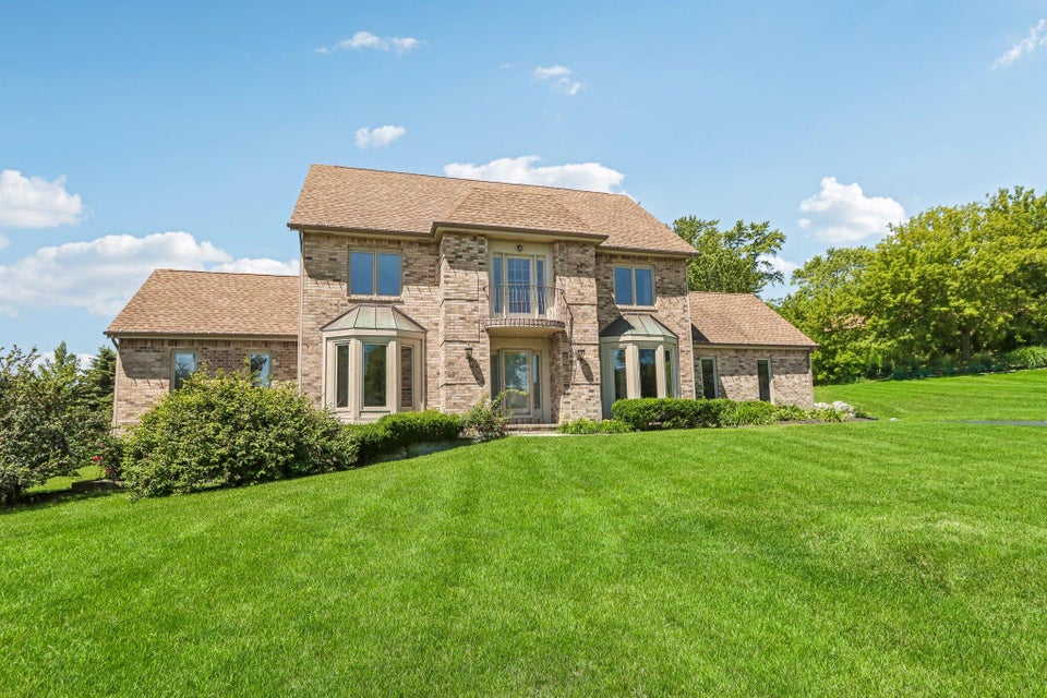 N31W23933 Old Farm Ct, Pewaukee, WI 53072 MLS 1880980 properties