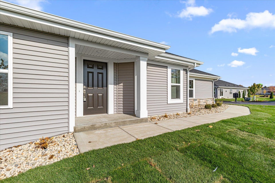 544 Hunter Oaks Blvd 02 Front Entry at 544 Hunter Oaks Blvd #0601, Watertown, WI 53094