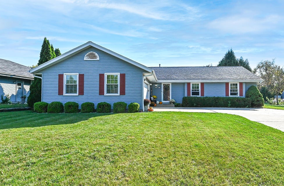 8200 S Wildwood Dr, Oak Creek, WI 53154 | MLS# 1937232 | @properties SE ...