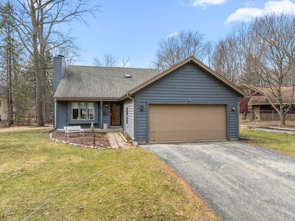 809 Amy Belle Lake Rd, Hubertus, WI 53033 | MLS# 1955204 | @properties ...
