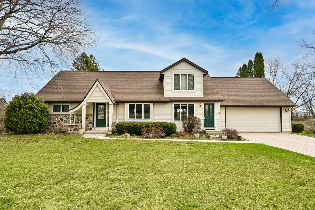 1220 Scenic Rd, Hubertus, WI 53033 | MLS# 1956204 | @properties SE ...