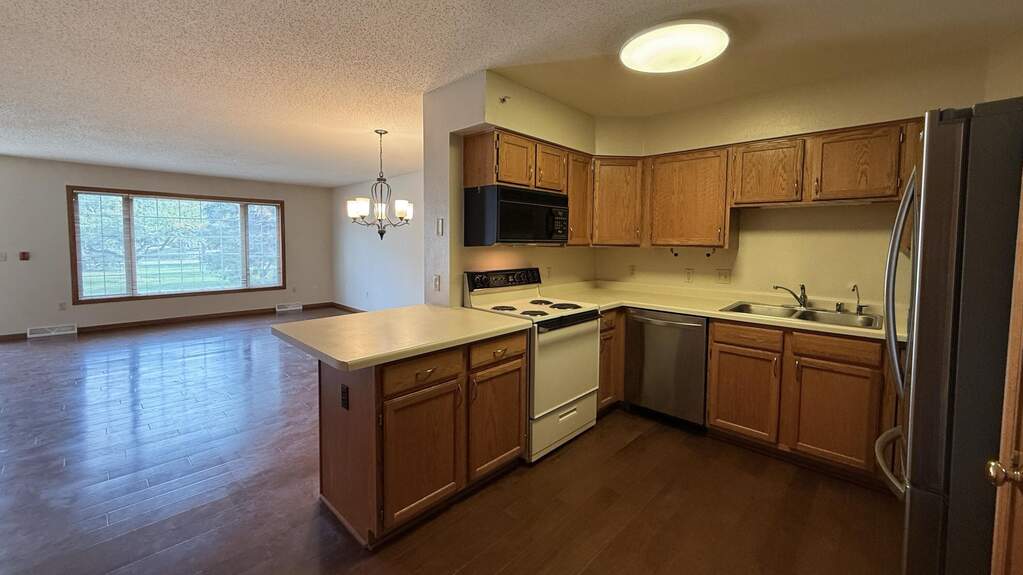 10320 W Whitnall Edge Cir #E, Franklin, WI 53132 - View 3