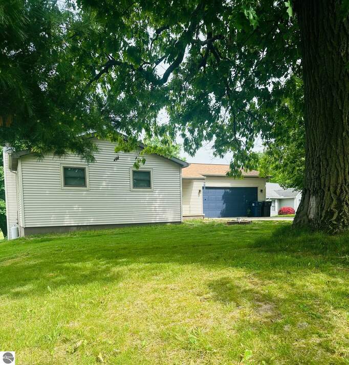 1033 Par Drive, Lake Isabella, MI 48893 MLS 1922736 properties