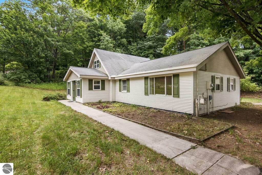 2890 Holiday Road, Traverse City, MI 49686 MLS 1923954 properties
