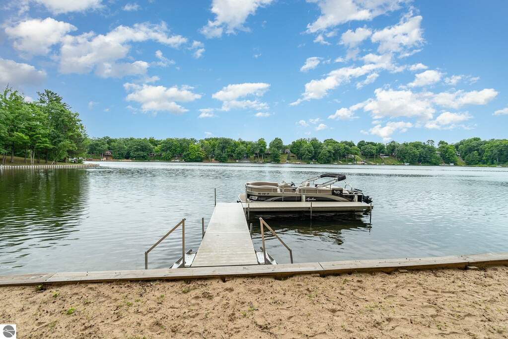 7670 Five Lakes Drive, Farwell, MI 48622 MLS 1924299 properties REMI Christie's
