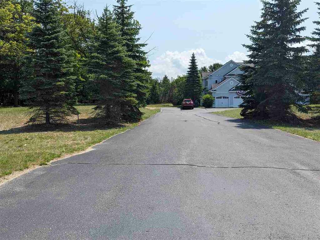 820 Petoskey Avenue, Charlevoix, MI 49720, Charlevoix