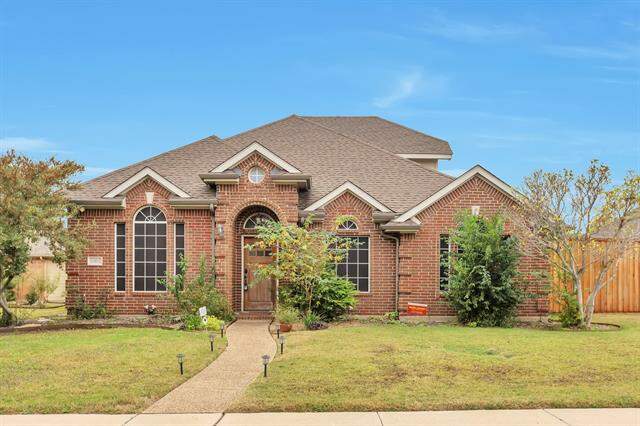 View of front property with a front lawn at 10801 Wild Oak Drive, Frisco, TX 75035