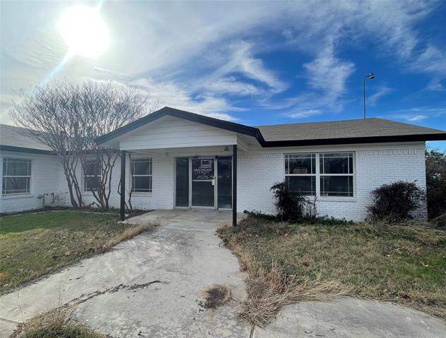 1405 W Storey Street, San Saba, TX 76877 - View 2
