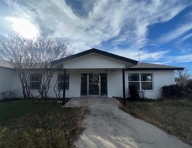 1405 W Storey Street, San Saba, TX 76877 - View 3