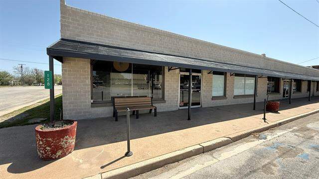 128 N Church Street, Jacksboro, TX 76458 - More