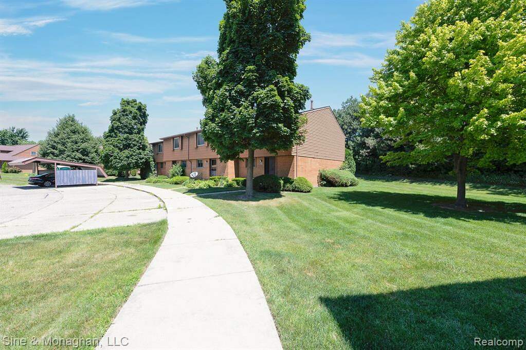 3652 Old Creek Road, Troy, MI 48084 MLS 20221000266 properties