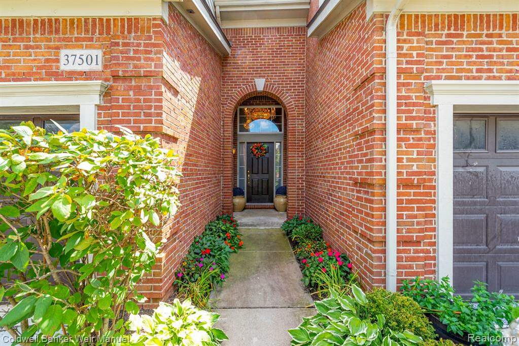 37501 Newburgh Park Circle, Livonia, MI 48152 MLS 20221035192