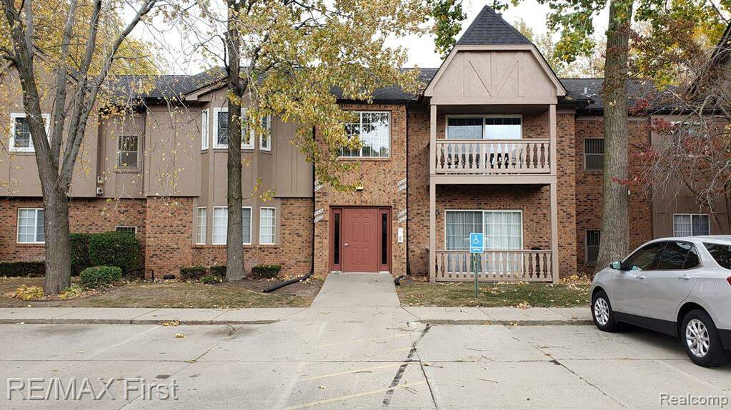 30632 Oakridge Manor Drive, Roseville, MI 48066 MLS 20221053095 properties SE Michigan