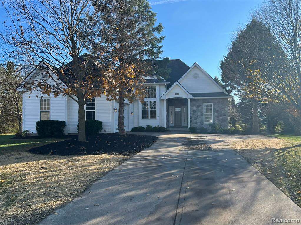 282 Mansfield Drive, Lapeer, MI 48446 MLS 20221060428 properties