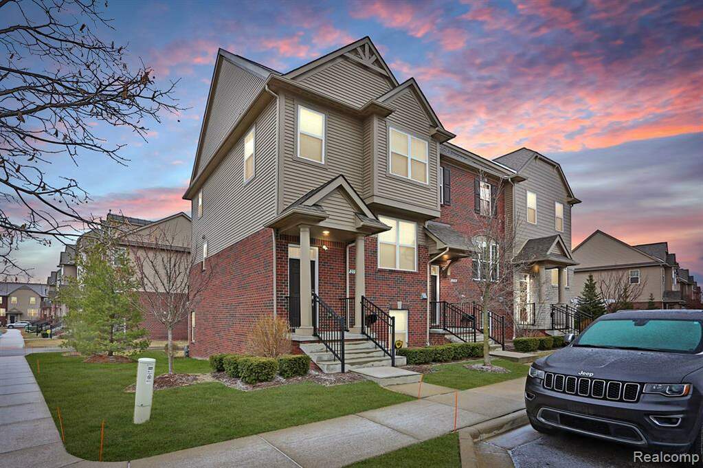 2718 Helmsdale Circle, Rochester Hills, MI 48307 MLS 20230013274