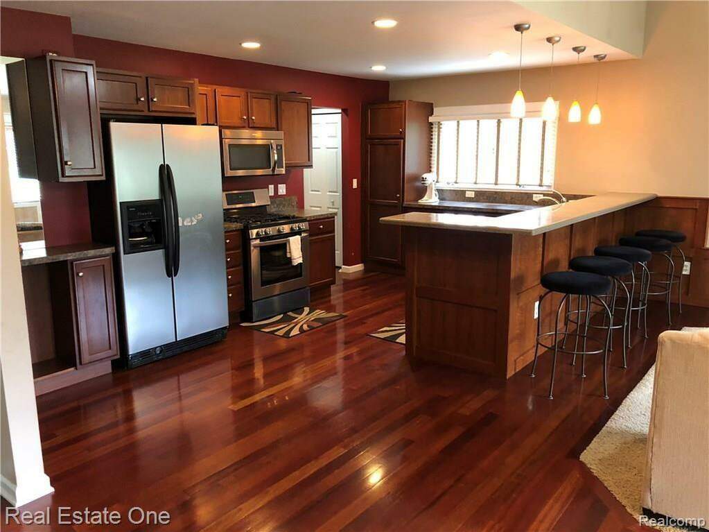 44602 Huntington Drive, Novi, MI 48375 MLS 20230015177 properties