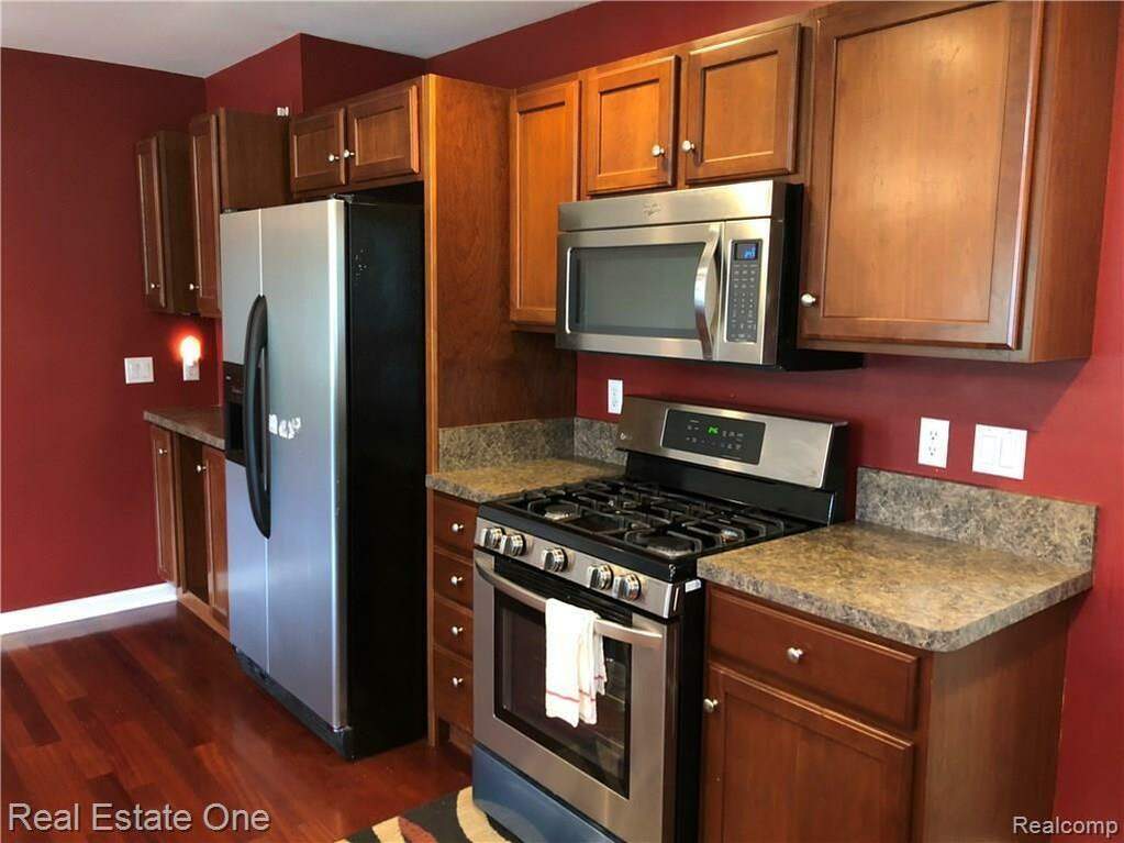 44602 Huntington Drive, Novi, MI 48375 MLS 20230015177 properties