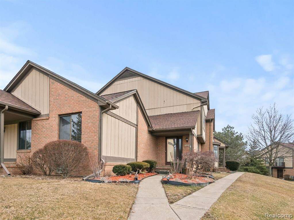 405 Meadow Bridge Drive, Rochester Hills, MI 48307 MLS 20230015284