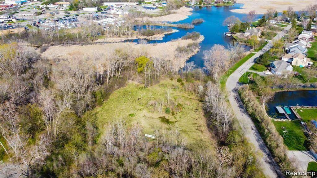 141 Cass Lake, Waterford Twp, MI 48358 MLS 20230021178 properties