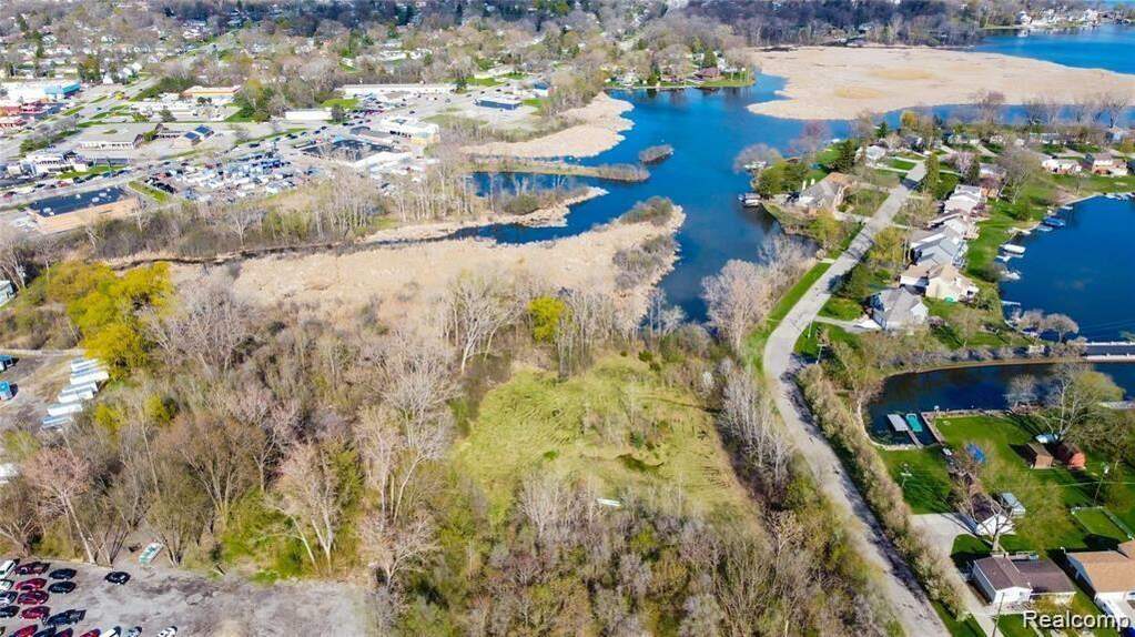 141 Cass Lake, Waterford Twp, MI 48358 MLS 20230021178 properties