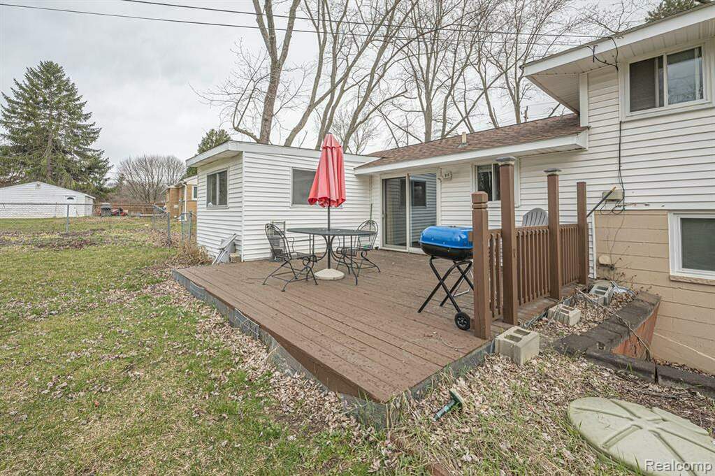 2330 N Pontiac Trail, Commerce Twp, MI 48390 MLS 20230024871 properties