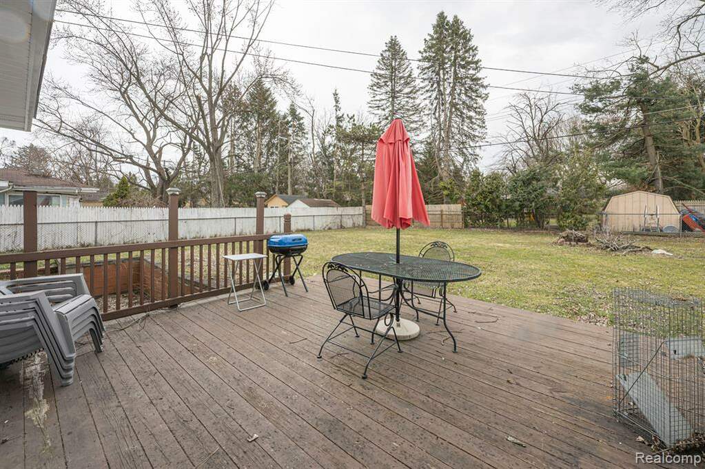 2330 N Pontiac Trail, Commerce Twp, MI 48390 MLS 20230024871 properties