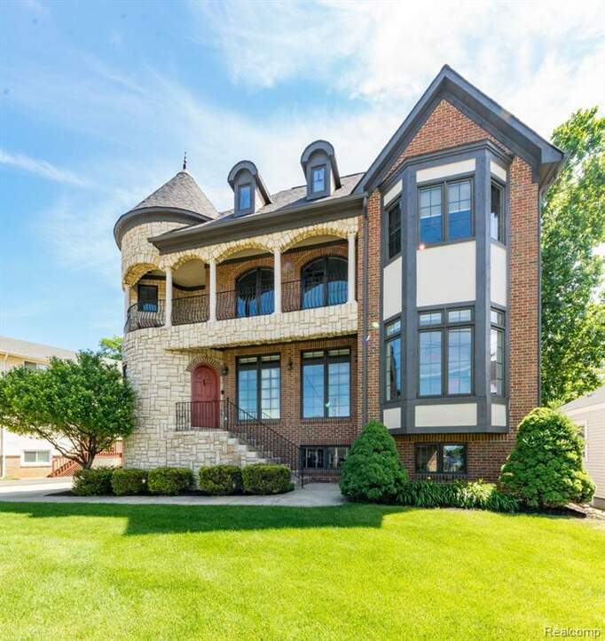 1353 E Lake Drive, Novi, MI 48377 MLS 20230026959 properties