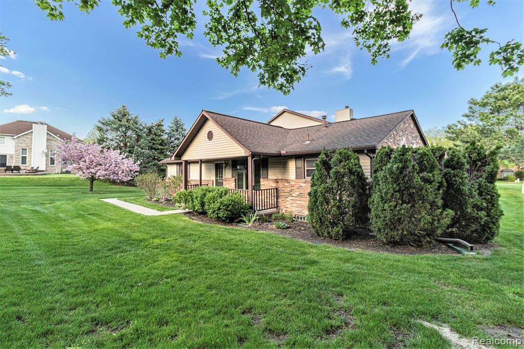 975 Woodlane Drive B1, Rochester Hills, MI 48307 MLS 20230036774 properties