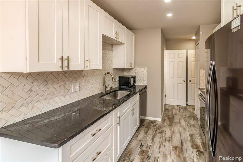 31117 Country Bluff, Farmington Hills, MI 48331 MLS 20230039399