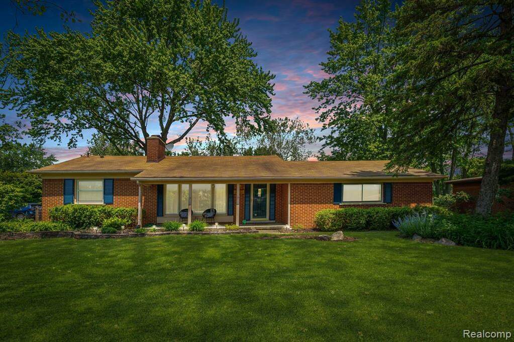 31712 Bella Vista Drive, Farmington Hills, MI 48334 MLS 20230043668