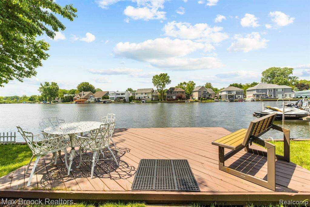 348 Beverly Island Drive, Waterford Twp, MI 48328 MLS 20230047530 properties