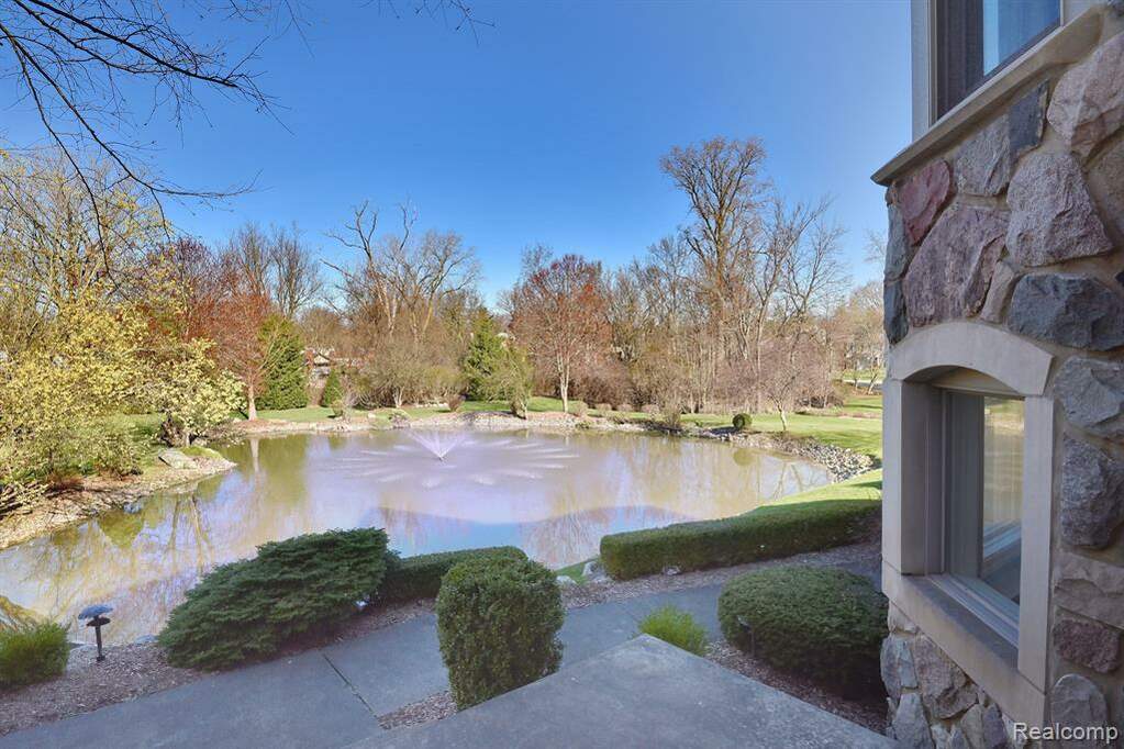 2395 Kingsbury Drive, Troy, MI 48098 MLS 20230047587 properties