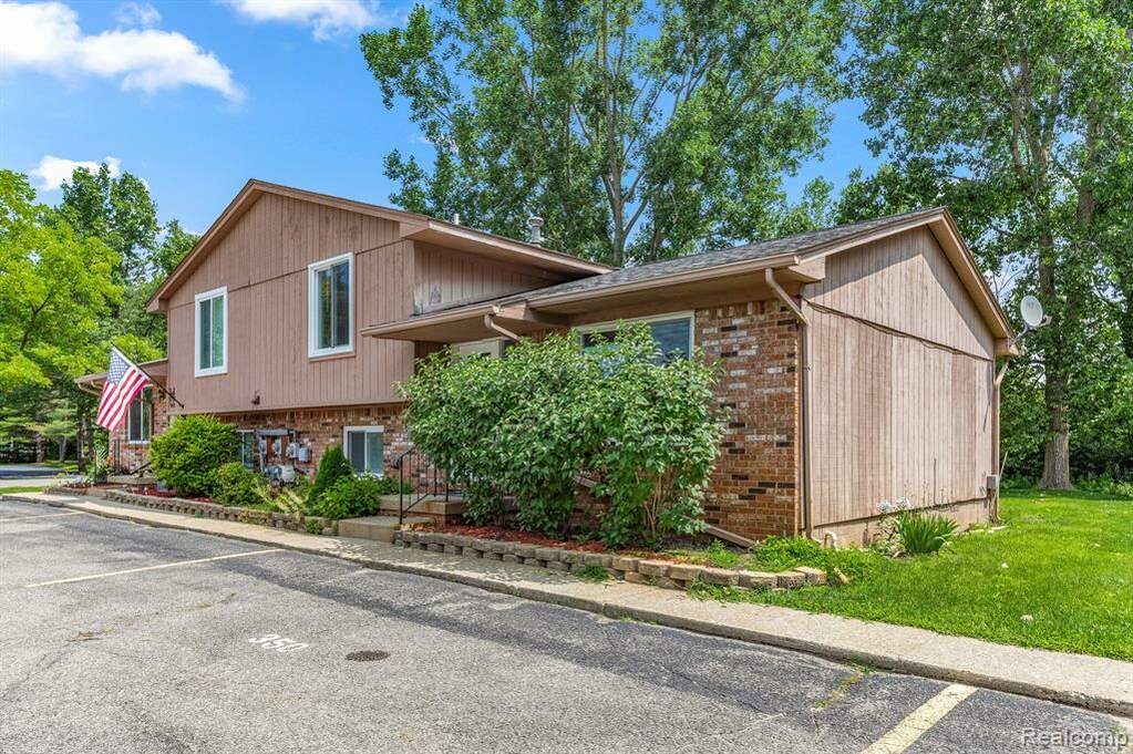 350 Oakwood Road, Ortonville Vlg, MI 48462 MLS 20230063819 properties