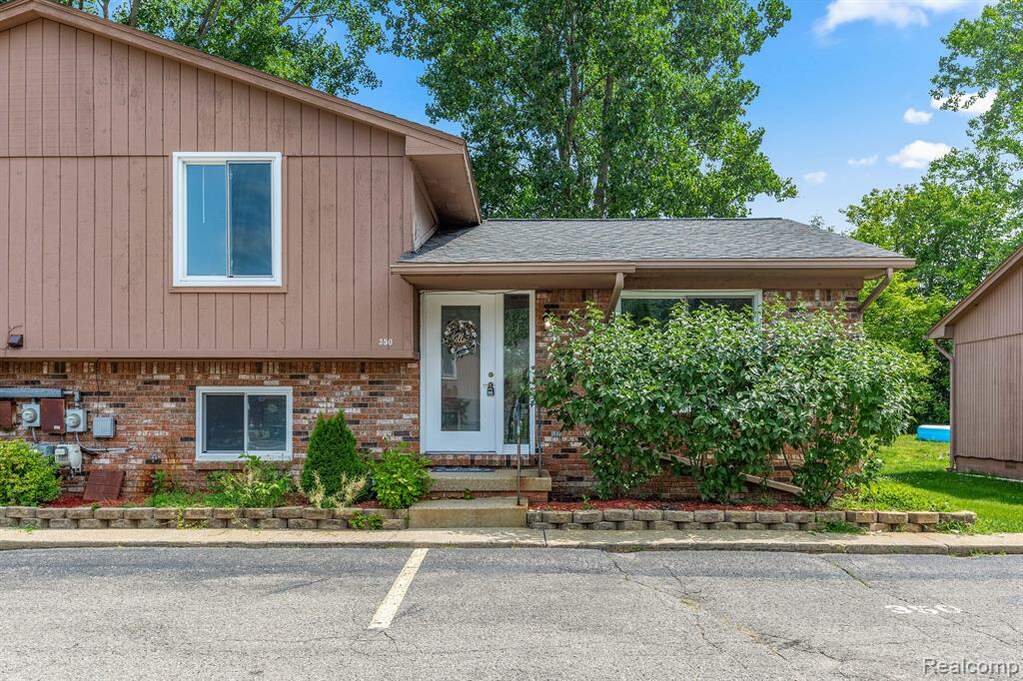 350 Oakwood Road, Ortonville Vlg, MI 48462 MLS 20230063819 properties